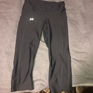 Under Armor cropped charcoal gray leggings
